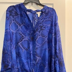 Cache blouse with tie bottom and can be worn long or short sleeve gently worn